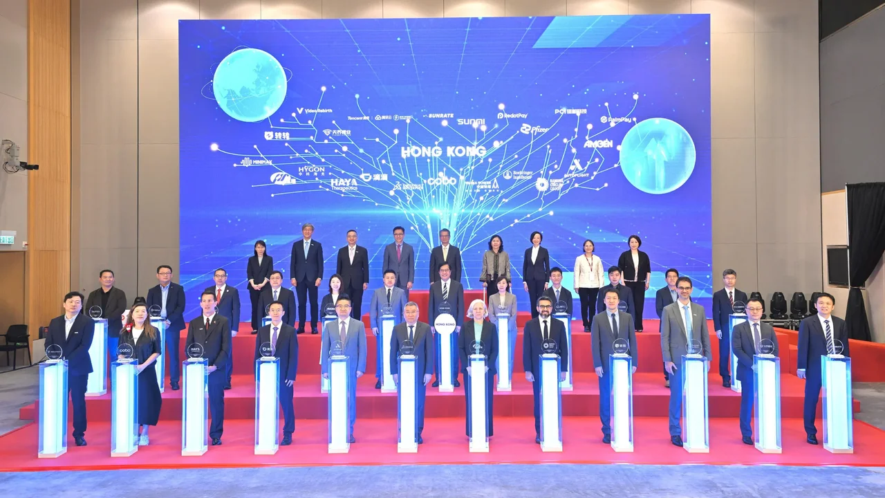 引進辦在4月20日舉行重點企業簽署儀式，新一批共22家重點企業落戶香港或擴展在港業務。（政府新聞處）