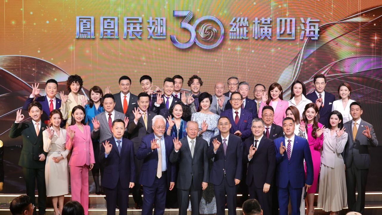 凰衛視董事局主席兼行政總裁徐威（第一排右三）、常務副行政總裁兼總編輯孫玉勝（第一排左三）、執行副總裁楊家強（第一排左二）與鳳凰衛視主持人、評論員與其他管理層大合照。