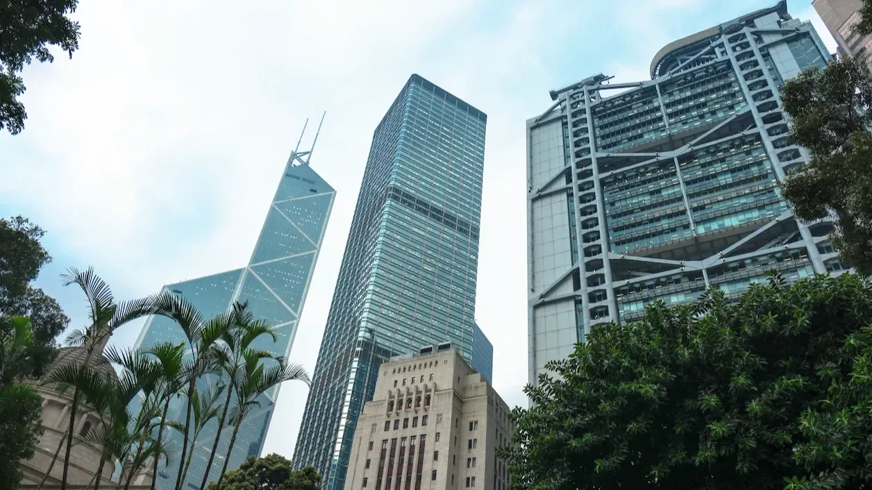 單從經濟金融範疇考量，香港要鞏固金融中心地位、發展創科，強化金融基建軟實力。（Shutterstock）
