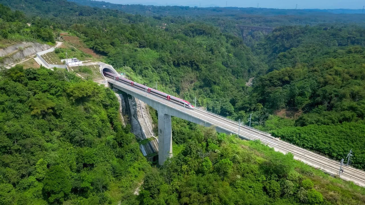 中國在印尼的投資經驗，產業合作頗為成功，但基建卻屢遇挑戰，其一失敗案例便是「雅加達－萬隆高鐵」。（Shutterstock）