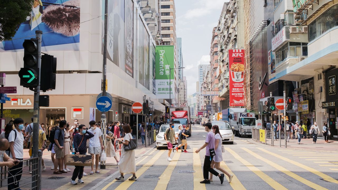 將香港人視為「自己人」必須意味着更細膩的做法，而非簡單套用大陸規範。（Shutterstock）