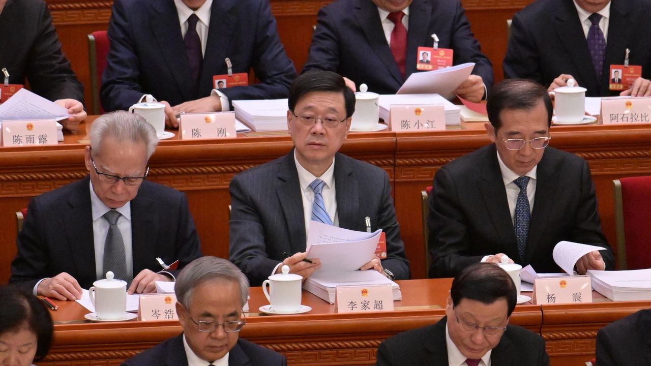 行政長官李家超(第二排中)3月5日在北京列席第十四屆全國人大四次會議開幕會。(政府新聞處)