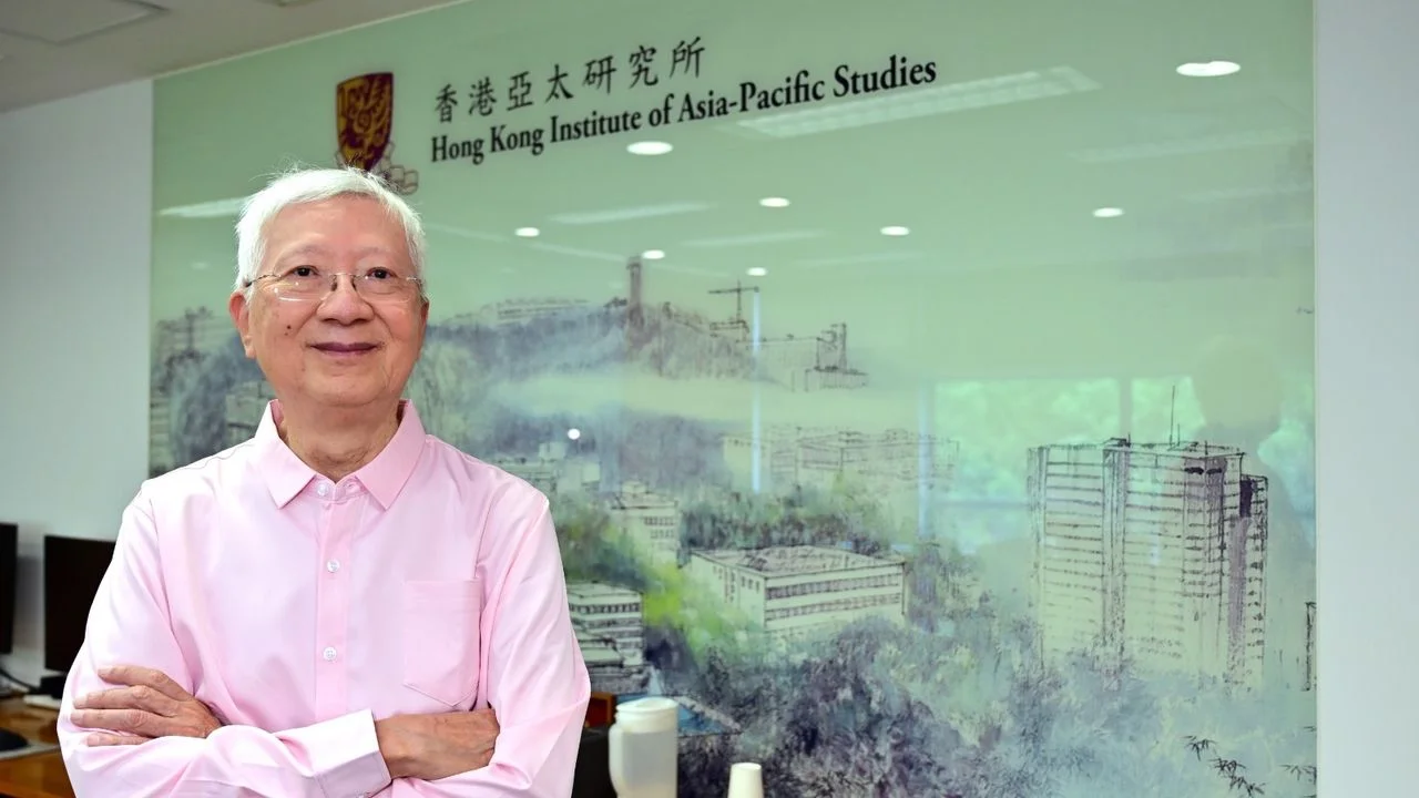 宋恩榮坦言,2018 至 2022 年香港接連遭遇社會事件、疫情衝擊,經濟連續負增長,期間約 30 萬香港中產、各行業精英移民,復甦進程嚴重受阻。