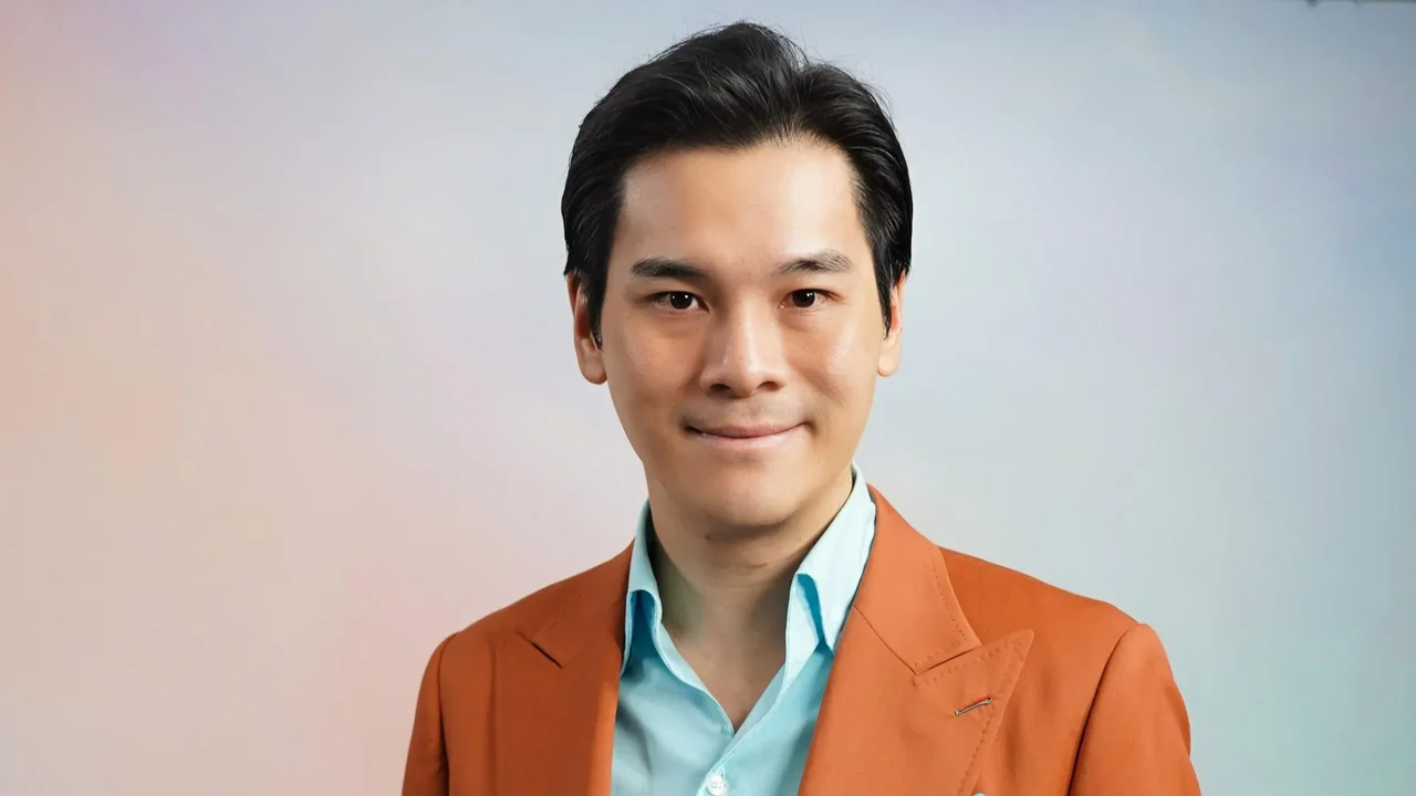 香港著名的藝術拍賣官郭東杰氣宇軒昂。（作者提供）