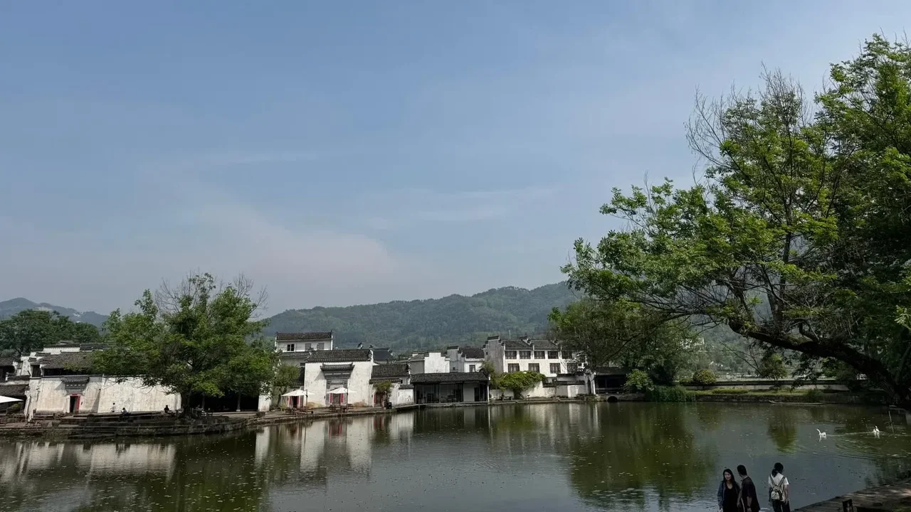 徽州古村講究風水，呈坎屯風聚水，溪山如畫。