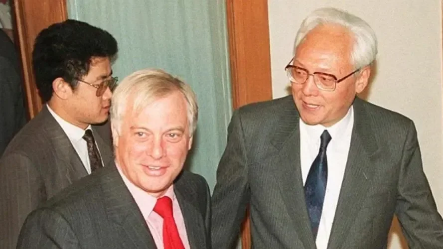 1992年10月22日,彭定康(左二)在北京與魯平(右一)見面。(當代中國)