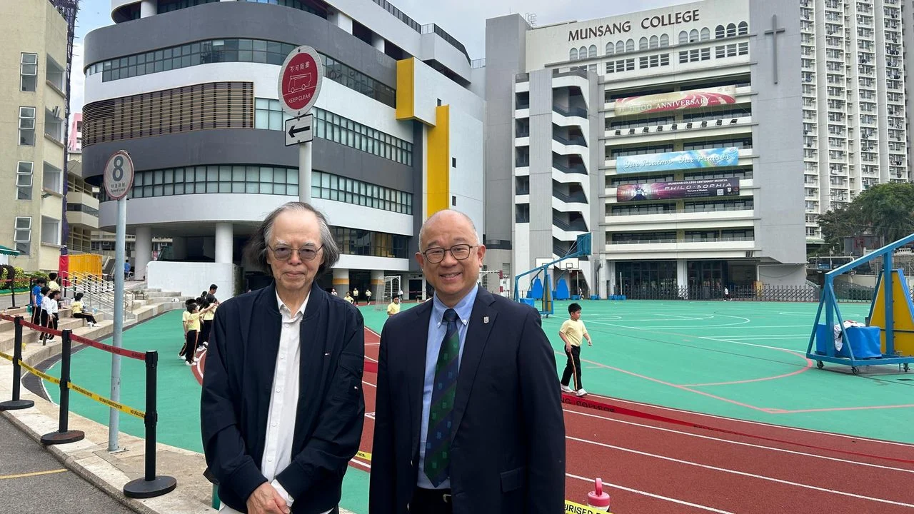 筆者(左)與葉志兆校長(右)在民生書院校園。
