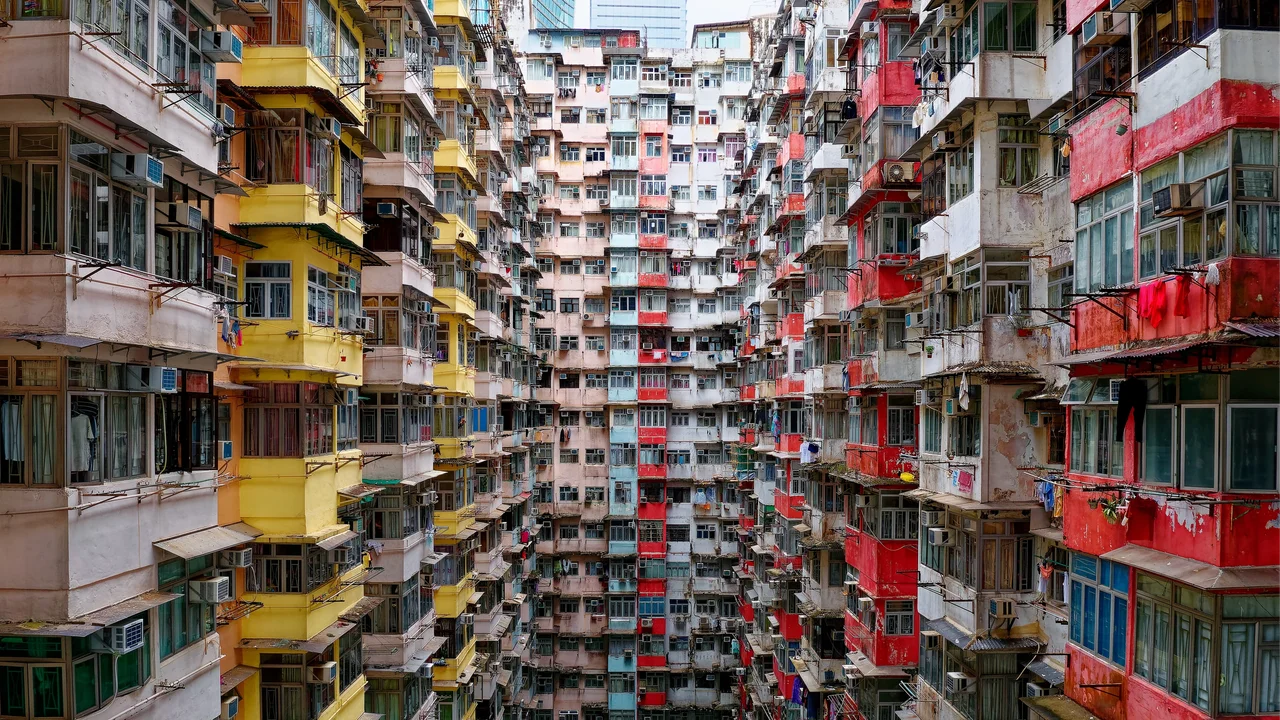 張五常的經濟學理論「租值耗散」，十分適合反思香港住宅，尤其是混合業權中出現的問題。（Shutterstock）
