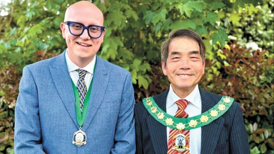 成世雄(右)是英國第一位身兼教區議員、鎮議員、區議員、郡議員的華人政界代表,他更於2026年5月11日獲選為波爾蓋特鎮(Polegate Town Council)的鎮長。左為副鎮長Cllr Dan Dunbar。