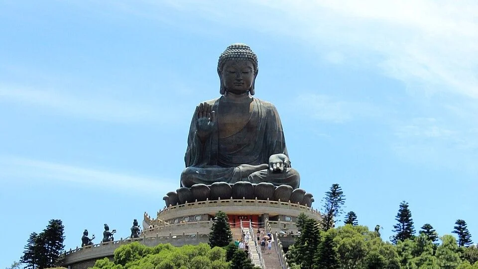 大嶼山是典型的修行地,島內有大量精舍道觀寺廟,寶蓮寺和天壇大佛亦在其中。(Wikimedia Commons)