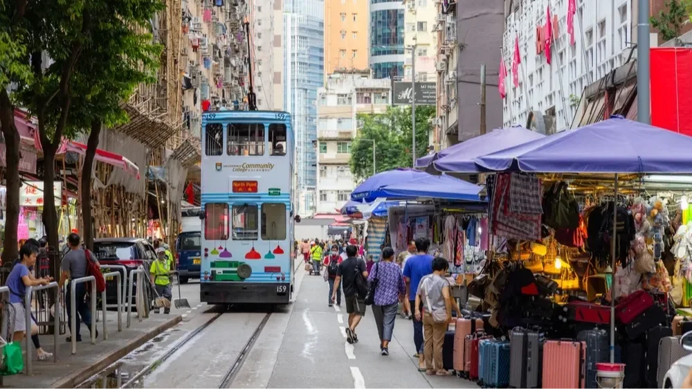 本地居民在港消費亦自去年第二季起止跌回升，今年以來情況改善。（Shutterstock）