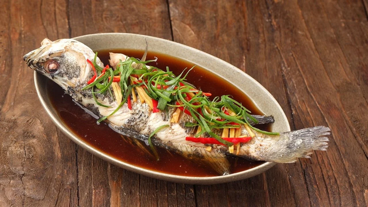 每次家中聚餐或每年除夕,母親「無魚不成宴,有魚才成席」,必備一道清蒸魚壓軸登場。(Shutterstock)