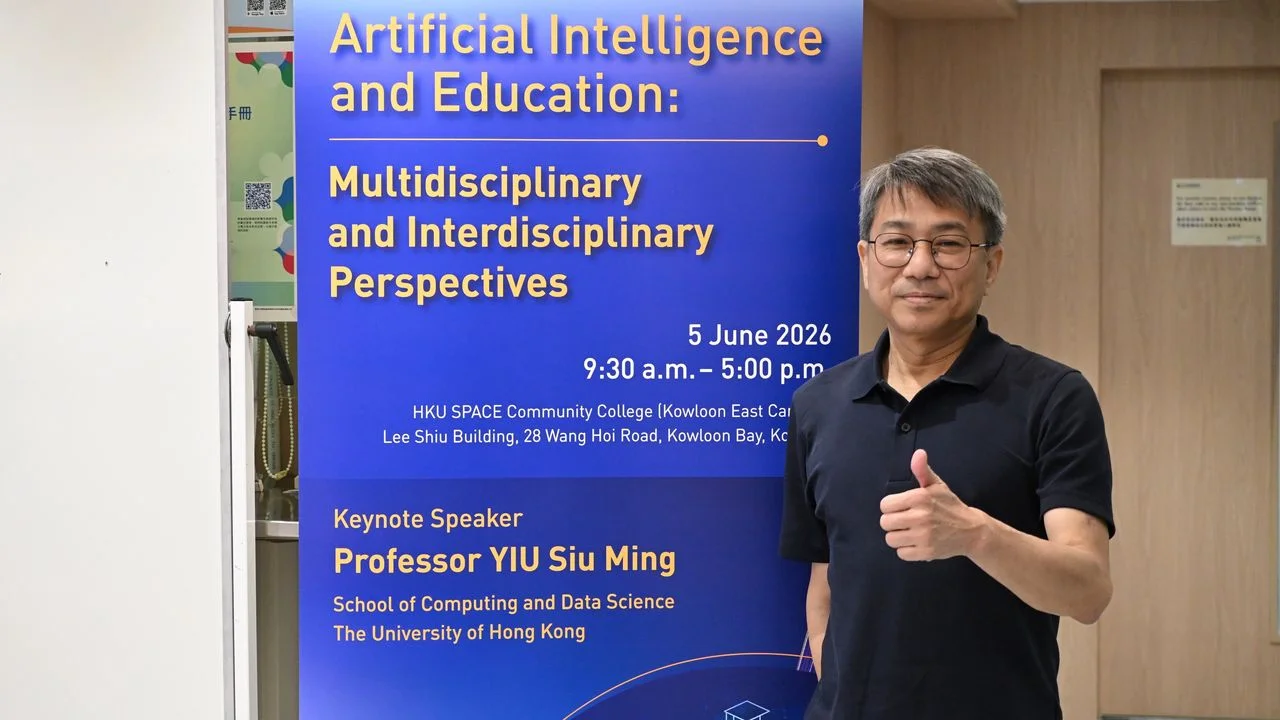 會上,姚兆明以香港本土大模型語言的實戰成果,結合他的教學經驗,提出了AI如果具體地應用於教育場景。(龔梓筠攝)