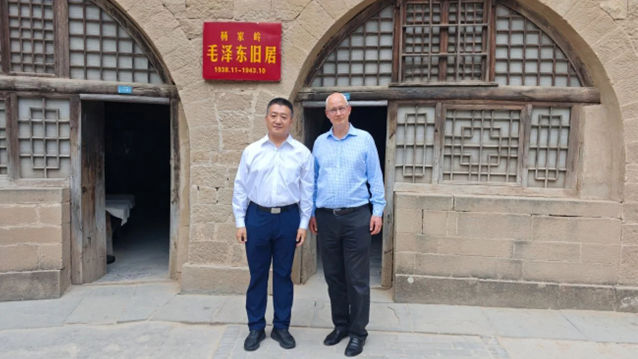 魏磊（右）參觀延安後的談話，完全是外交辭令。（中共中央對外聯絡部）