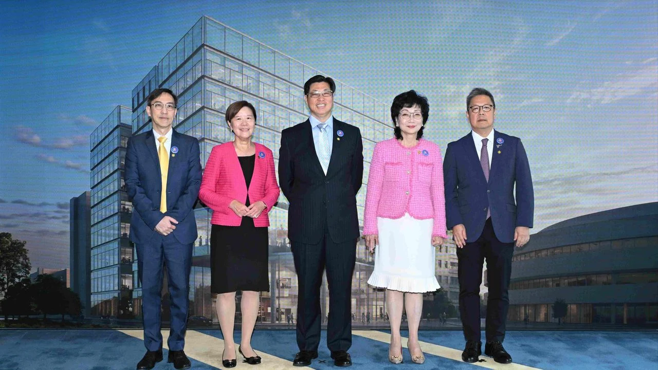 香港科技大學校長葉玉如教授（左二）、校董會副主席及遴選委員會主席施熙德女士（右二）、李競存教授（中）、工學院院長羅康錦教授（右一）及理學院院長王殷厚教授（左一）會見傳媒。（科技大學提供）