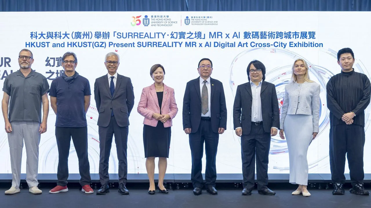 科大校長葉玉如(左四)、科大(廣州)校長倪明選(右四)、香港故宮文化博物館館長吳志華博士(左三)、科大新興跨學科領域學部講座教授及科大(廣州)計算媒體與藝術學域署理主任及講座教授許彬(右三)、新加坡南洋理工大學藝術、設計與媒體學院副教授Benjamin SEIDE(左二)、俄羅斯藝術家Katerina SEMENKO(右二)、墨爾本皇家理工大學榮譽院士Adam NASH博士(左一)、科大(廣州)計算媒體與藝術學域博士生張一帥(右一)為活動主禮啟動儀式。