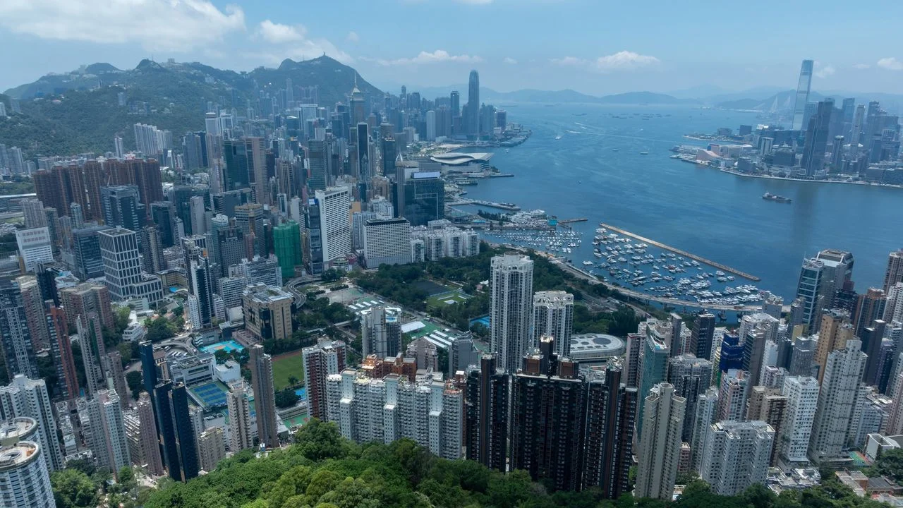 國際化可謂香港的獨特優勢，普通法制度、資金等生產要素的自由流動、國際資金與人才匯聚等，都有助內企加速推進跨境市場業務開拓，並且走得穩、走得遠。（Shutterstock）