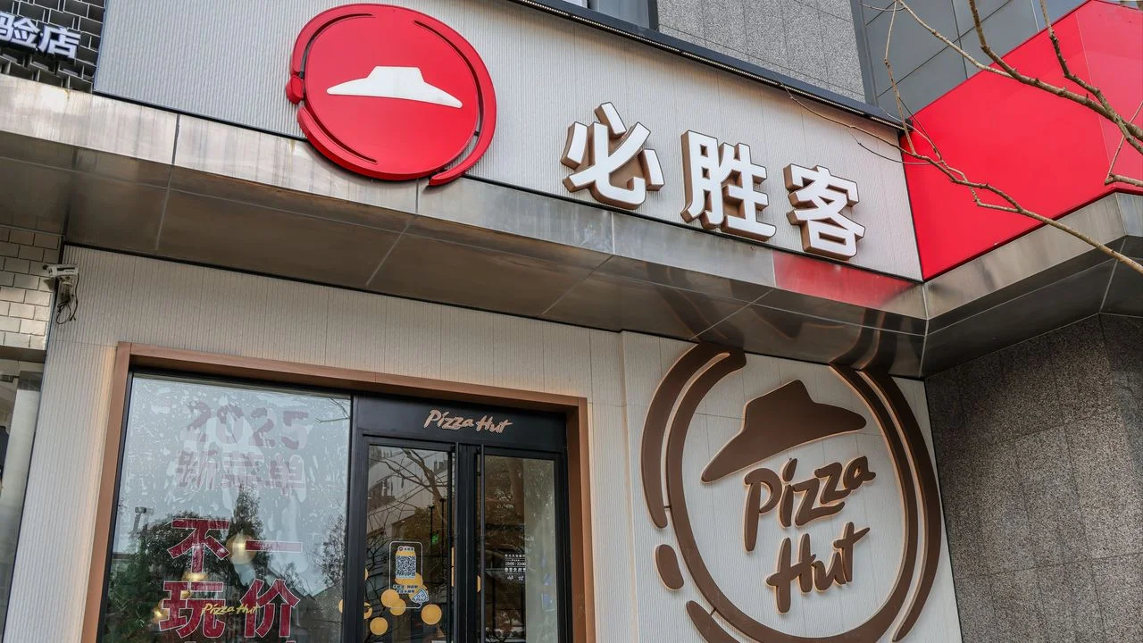 近年百勝大力推動「輕資產」戰略,將直營餐廳逐步出售給加盟商(例如中國必勝客的品牌與業務徹底剝離)。(Shutterstock)