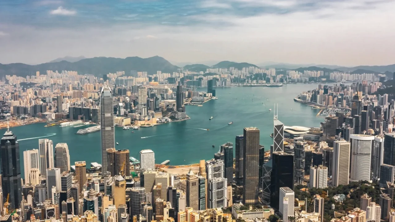 香港發展金融中心首要知道資金從何而來,又往何處去。(Shutterstock)
