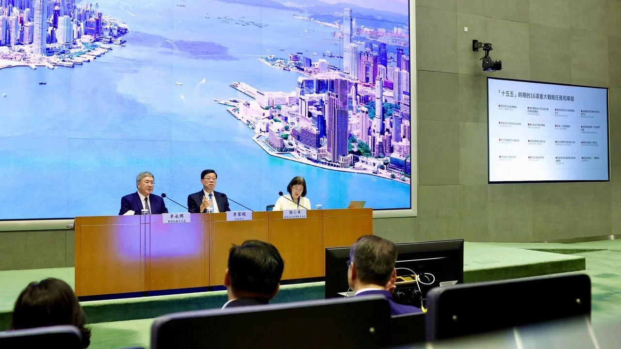 4月,行政長官李家超、政務司副司長卓永興舉行部門首長會議。(李家超Facebook)