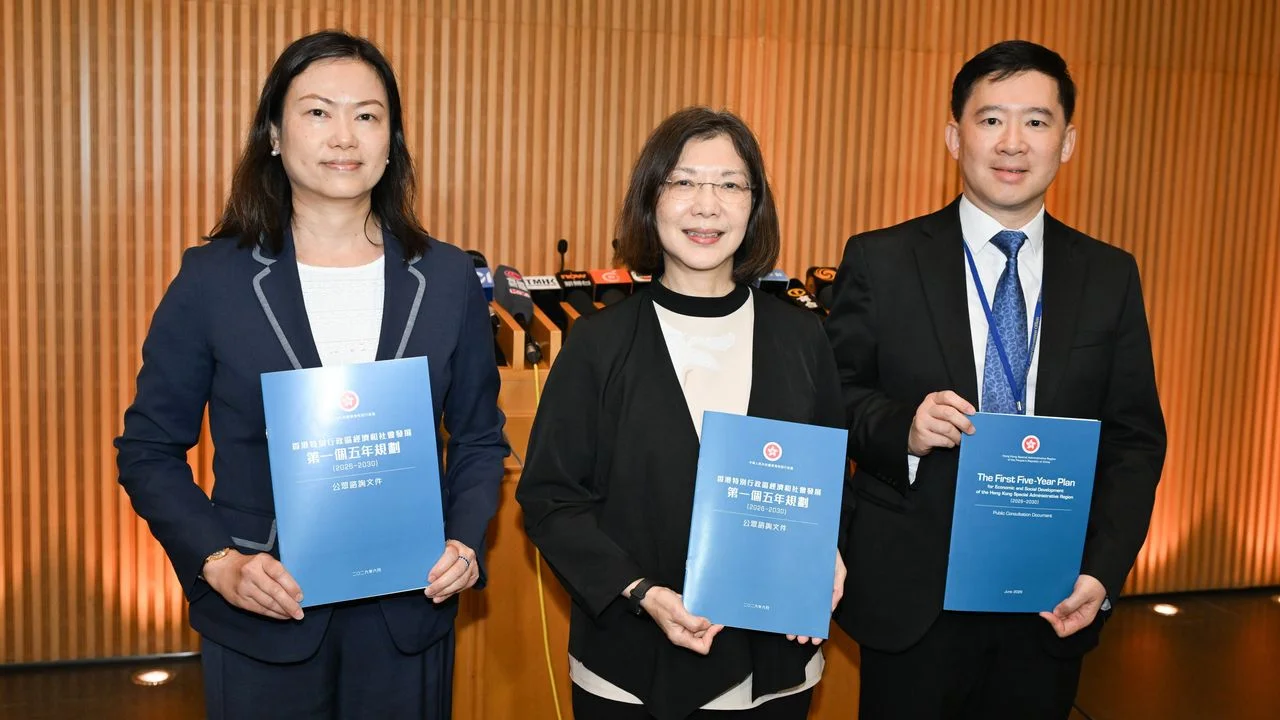 圖示政制及內地事務局局長謝小華(中)、常任秘書長黃少珠(左)和副局長胡健民(右)展示五年規劃公眾諮詢文件。(政府新聞處)
