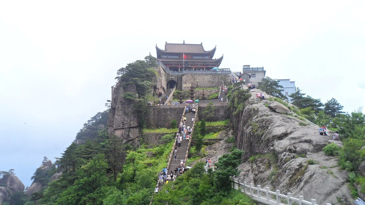 九華山又稱陵陽山、九子山,因有九峰形似蓮花,唐天寶年改名九華山。(Wikimedia Commons)