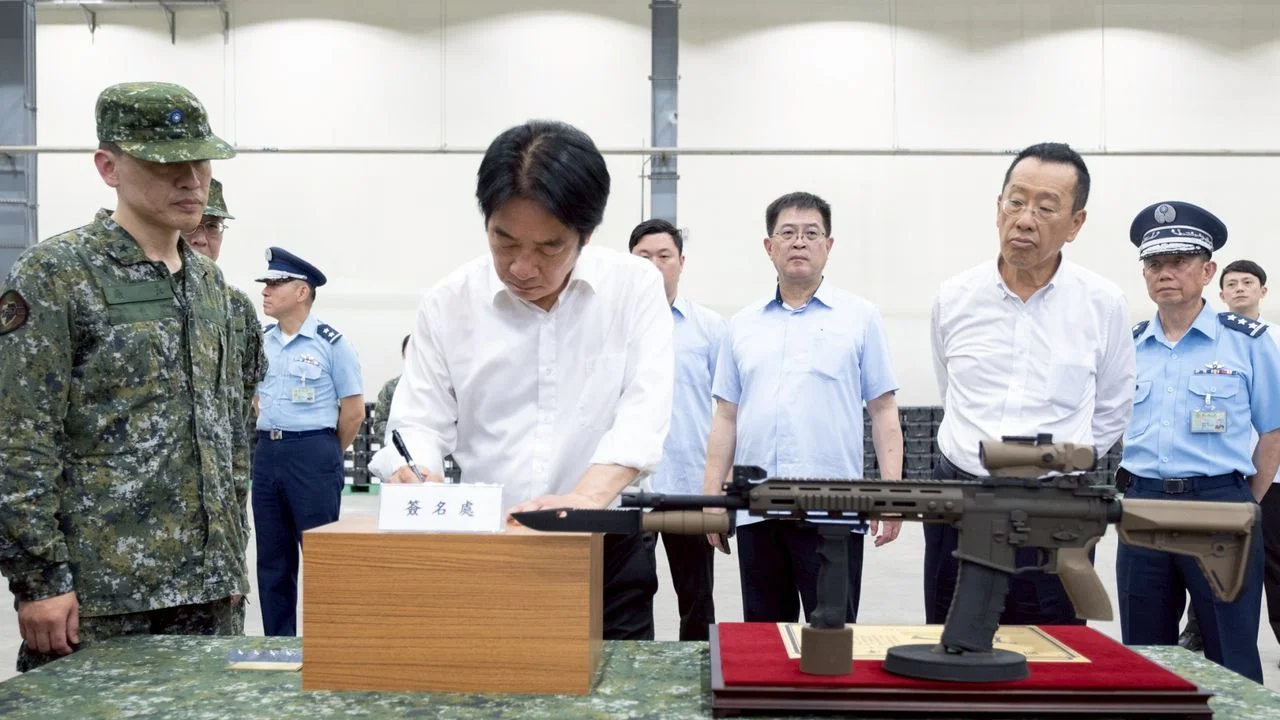 民進黨強推1.25萬億新台幣軍購特別預算，鄭麗文痛批民進黨借「空白授權」中飽私囊、吃相難看。（台灣政府網）