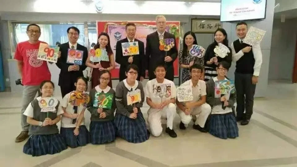 2016年金文泰中學90周年校慶,楊宇杰(後左四),以校慶籌委會名譽主席之身,接待了專程來訪的港督金文泰孫兒大衛•金文泰爵士(右四)。當年的副校長李隆熙(後左二)在2026年的金文泰中學的100周年校慶,出任金文泰中學的校長。