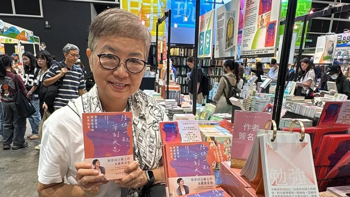 紙本閱讀仍有她存在的價值與市場，不會被AI取代的。（羅乃萱Facebook）