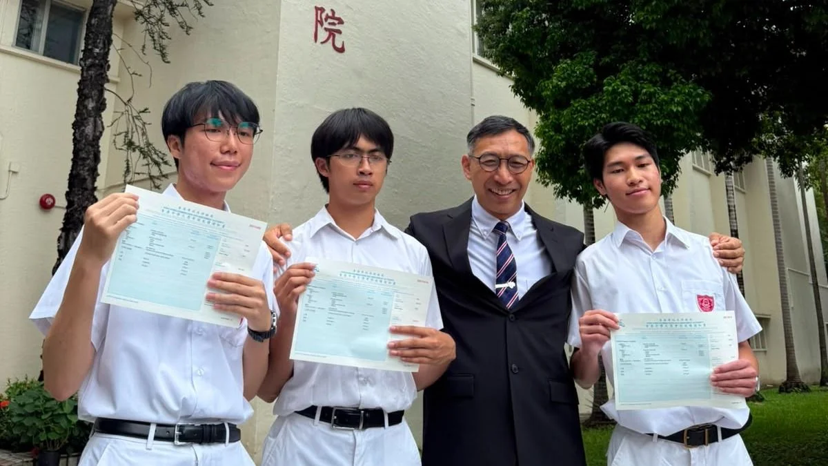 皇仁書院再續佳績,左起:狀元趙汝謙、超級狀元吳家穎、校長陳祥偉、狀元唐明德。(黎雅馨攝)