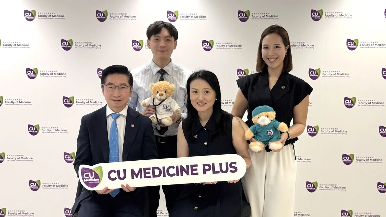 (左起)中大醫學院院長趙偉仁教授、六年級醫科生Chris、六年級醫科生Jasmine、助理院長(入學)朱昭穎教授