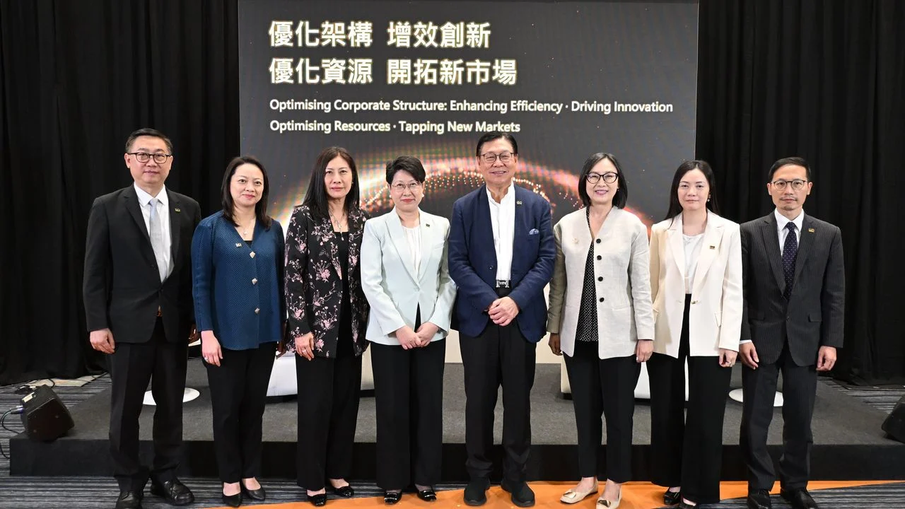 貿發局主席馬時亨（右四）2026年7月24日召開媒體見面會，全球網絡及供應鏈副總裁鍾永喜（左一）、大健康及創意產業副總裁張詩慧（左二）、特別項目副總裁古靜敏（左三）、貿發局總裁張淑芬（左四）、企業規劃副總裁張梁惠玲（右三）、消費品及生活時尚副總裁林玉鳳（右二）、科技及數碼創新副總裁朱耀昌（右一）出席。