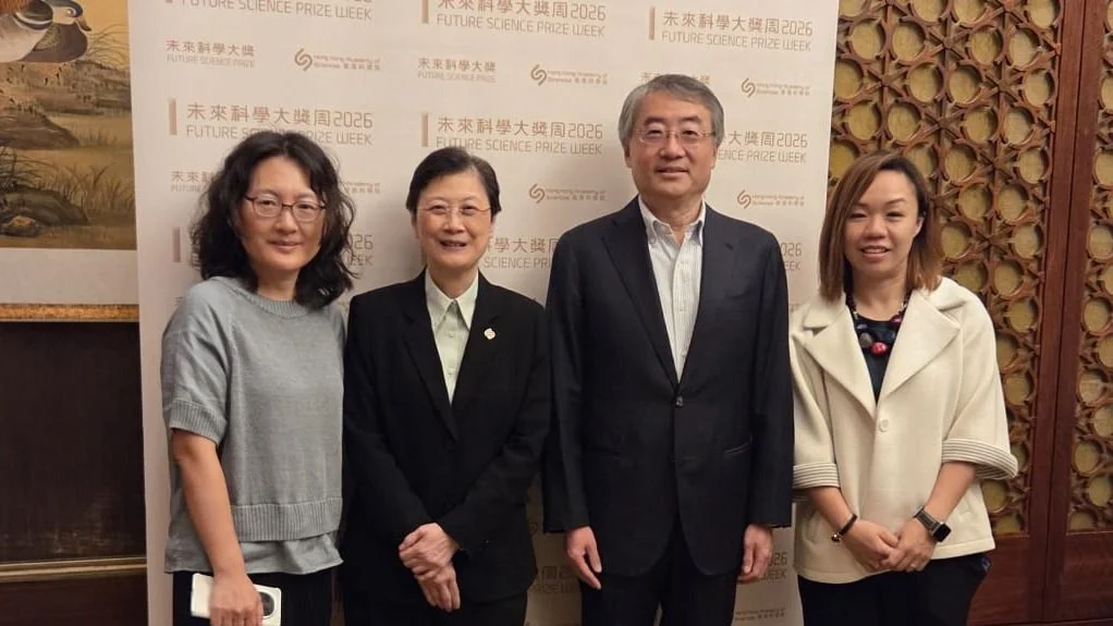 香港科學院副院長任詠華(左二),真格基金聯合創始人和未來科學大奬創始永久捐贈人王強(右二),未來科學大獎基金會執行秘書長高妍(左一),香港科學院秘書長李文清(右一)。