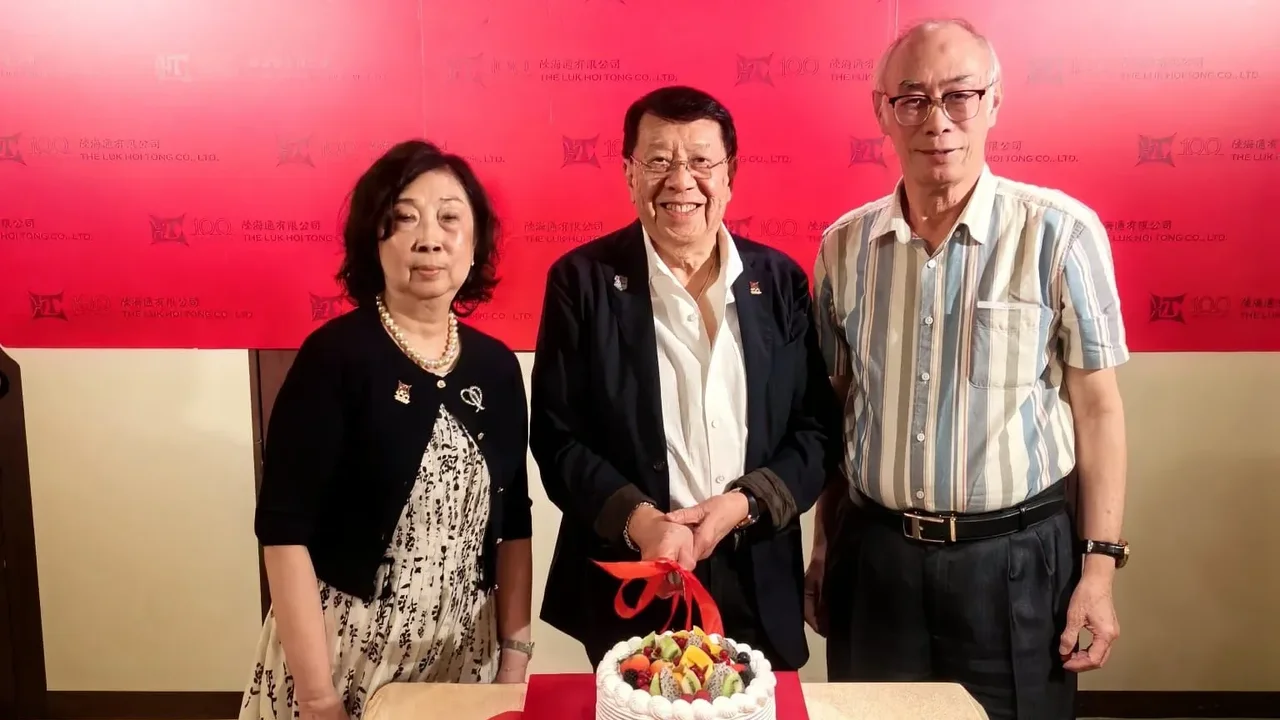 站在中間的Jeffrey 陳志夫,切陸海通百歲華誕生日蛋糕。左邊是Jeffrey太太Helen,右是班長Robert 楊民儉。