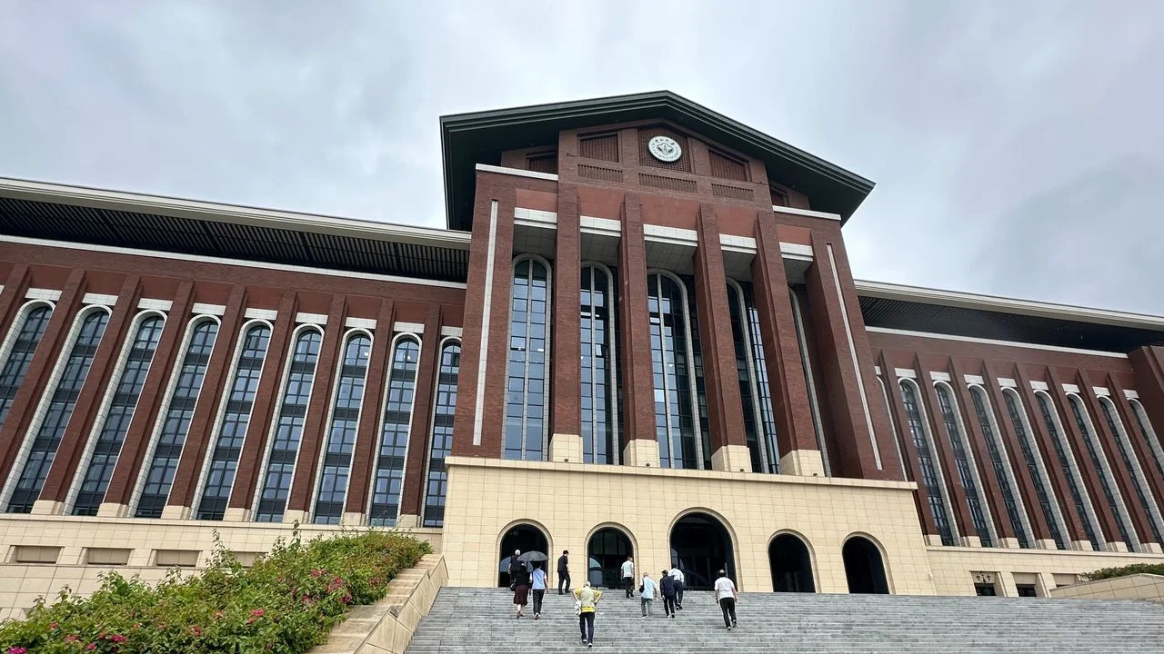 中山大學深圳校園主樓氣派不凡。