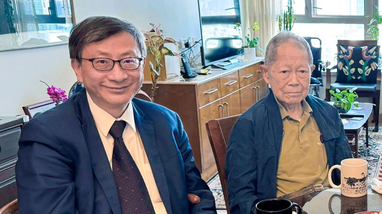 筆者與馮以浤老師攝於2026年2月。(作者提供)