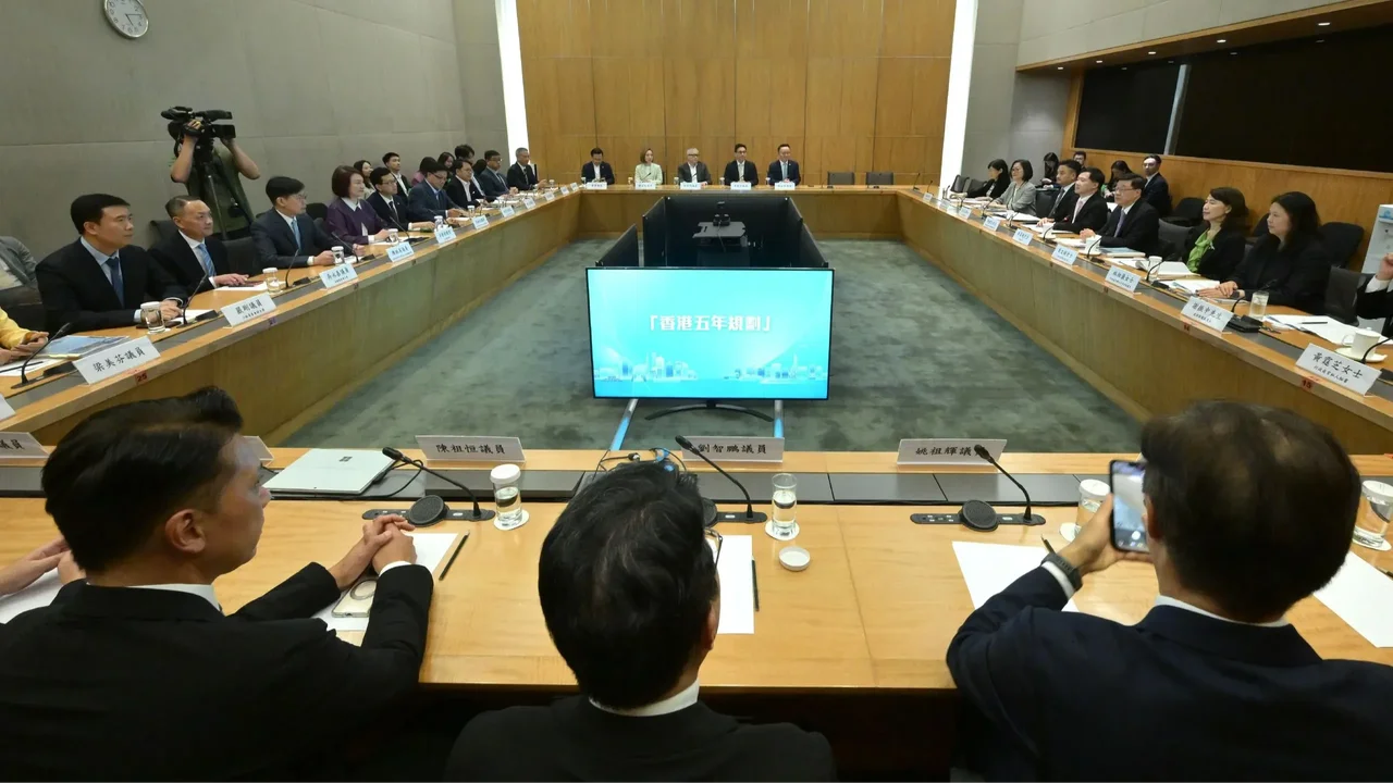 為編制五年規劃,特首李家超帶同整個班子參與其事,並首次要求立法會協同參與。(政府新聞處)