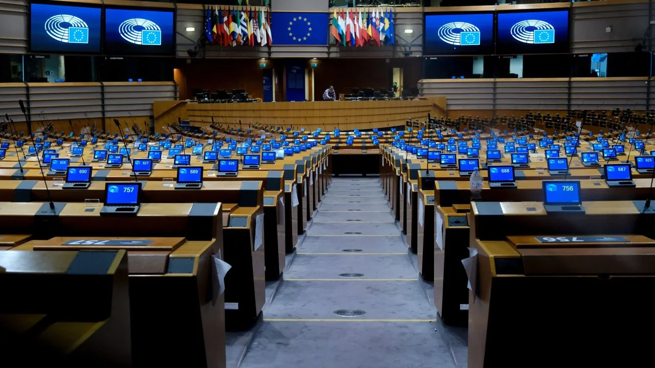 政客在自己國家無出頭,只好跳入歐洲議會。(Shutterstock)