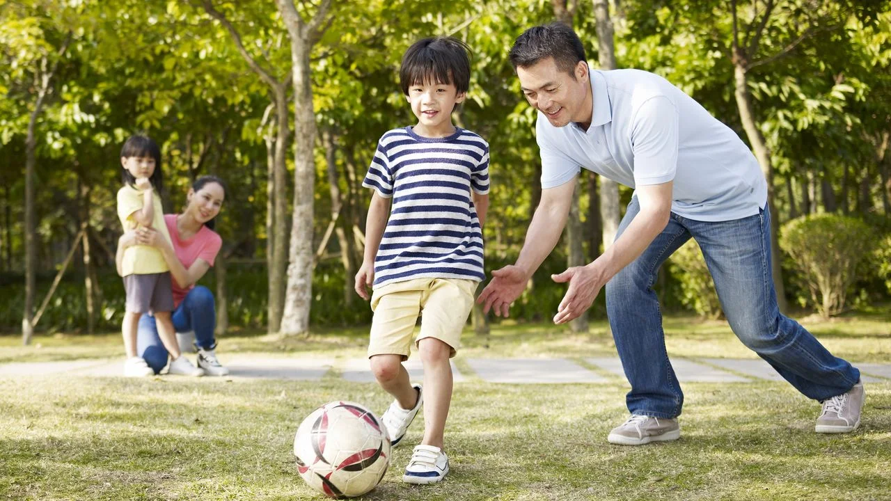 父親有教養的責任，也要有關愛的親情。（Shutterstock）