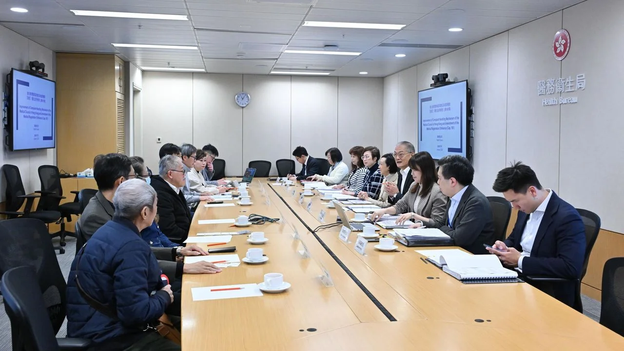港府向立法會提交條例草案，完善醫務委員會投訴處理機制。圖示醫務衞生局局長盧寵茂會見病人組織代表。（政府新聞處）