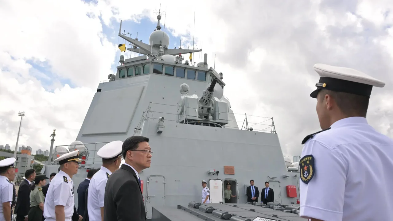特首李家超指海軍艦艇訪港充分體現了國家對香港的重視,並展示國家國防科技實力。(政府新聞網)