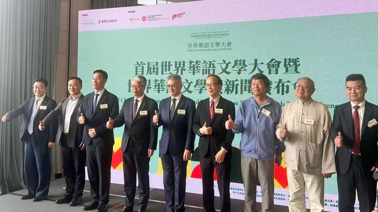 紫荊文化集團副總經理丁偉(左一)、廣東省作家協會主席謝有順(左二)、中華文學基金會理事長施戰軍(左三)、中央政府駐港聯絡辦宣文部部長郭永紅(左四)、署理文化體育及旅遊局局長劉震(中一)、全國人大代表馬逢國(右四、)、茅盾文學獎得主劉震雲(右三)、香港城市大學中國文化中心原主任鄭培凱(右二)、世界華語文學基金會主席傅偉中(右一)出席活動啟動儀式。