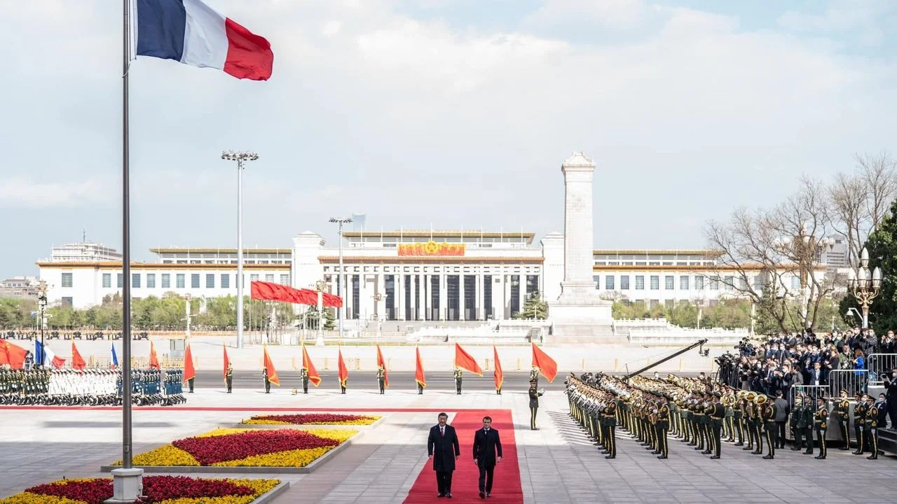 法國總統馬克龍表態,法國不再干預前殖民地,並承諾5年內向相關國家歸還掠奪文物。(馬克龍Facebook)