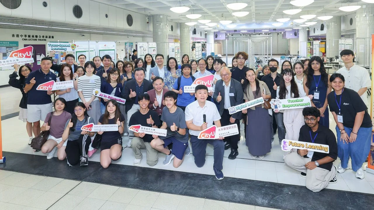 學員、城大團隊及嘉賓於培訓成果展示會合照。(香港城市大學提供)