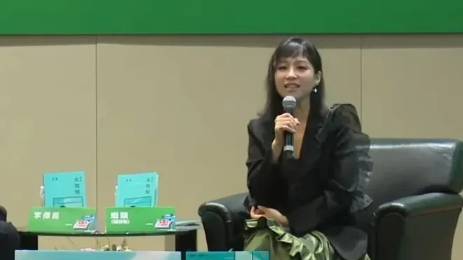 蝦頭自述從小缺乏安全感，養成戀愛腦與討好型人格。（貿發局影片截圖）