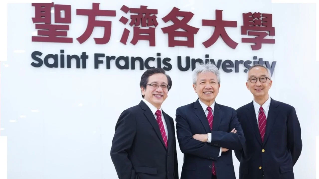 (左起)聖方濟各大學副校長(學術及質素保證)梁鏡威、張仁良校長、社會科學院呂大樂教授。(聖方濟各大學)