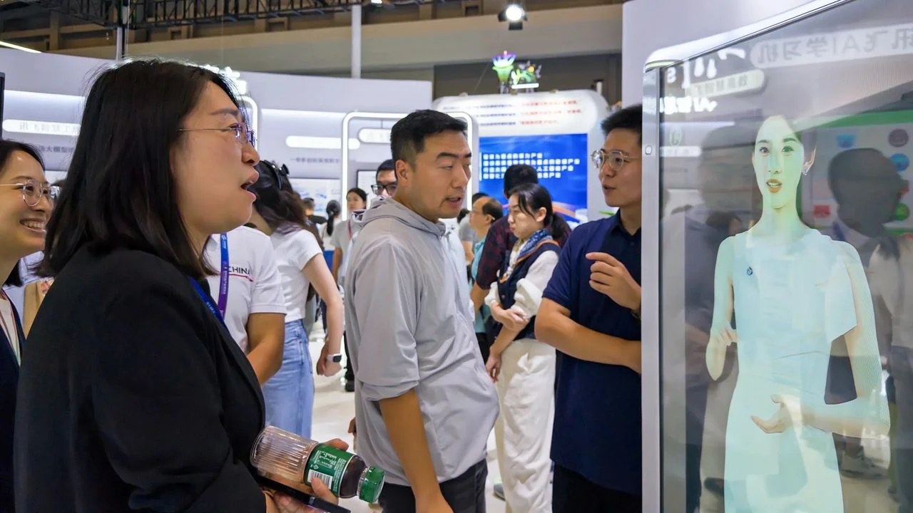 2025年世界智慧產業博覽會在中國重慶舉行，一位女士與人工智能虛擬人交談。（Shutterstock）