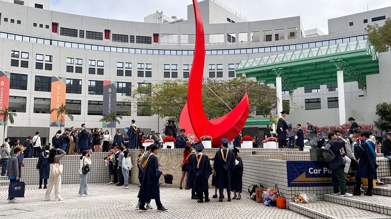 作者建議中小學應仿照大學放寬教學語言政策。（Shutterstock）