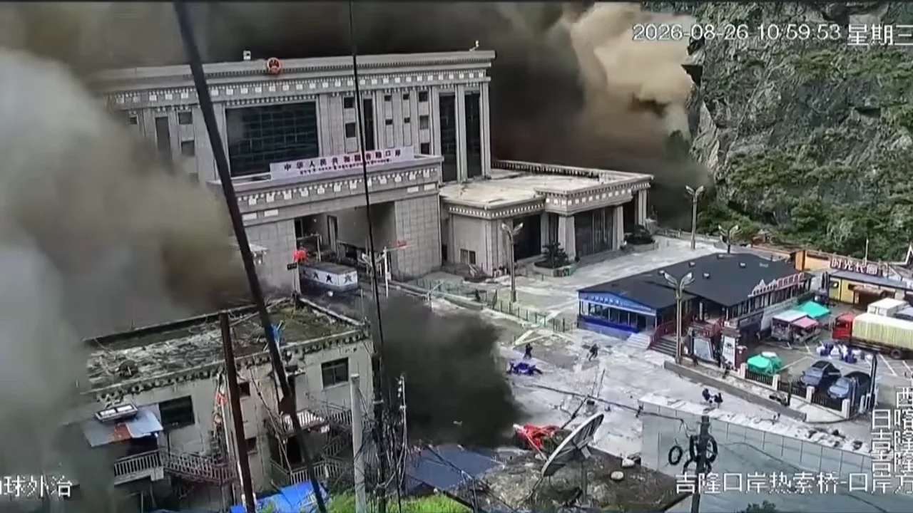 在西藏日喀則的吉隆口岸邊檢大樓，瞬間被泥石流吞沒。（網絡影片截圖）