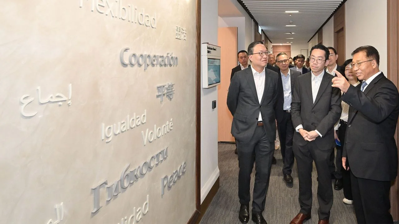 外交部駐港特派員崔建春（中）指國際局勢動盪，訴訟、仲裁、調解等和平手段應當成為爭端解決的優先選項。圖左為與崔在國際調解院總部大樓參觀的律政司司長林定國。（政府新聞處）